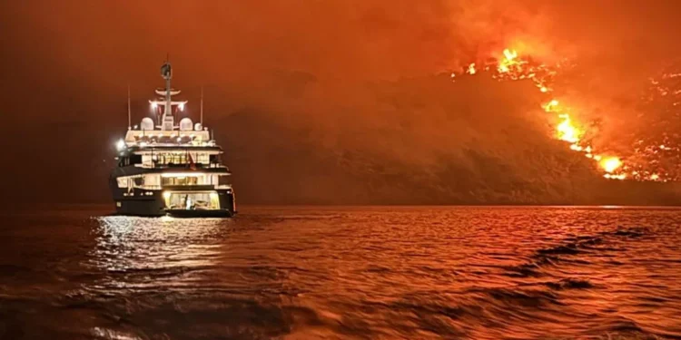 Ύδρα: Ασυνείδητοι προκάλεσαν πυρκαγιά στην παραλία Άγιος Νικόλαος, πετώντας πυροτεχνήματα από σκάφος – Δείτε φωτογραφίες