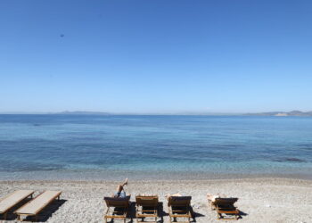 Χατζηδάκης: Η μάχη της ξαπλώστρας μόλις ξεκίνησε – Θα βάλουμε τάξη στις παραλίες