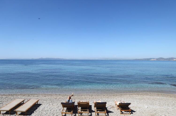 Χατζηδάκης: Η μάχη της ξαπλώστρας μόλις ξεκίνησε – Θα βάλουμε τάξη στις παραλίες