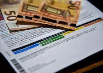 Καταργείται χρωματιστό τιμολόγιο ρεύματος – «Ακριβαίνουν» τα πράσινα