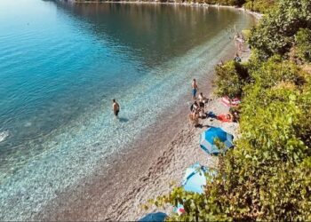 Αυτή είναι η παραλία με τα κρυστάλλινα νερά δίπλα από την Αθήνα που αξίζει να επισκεφτείτε