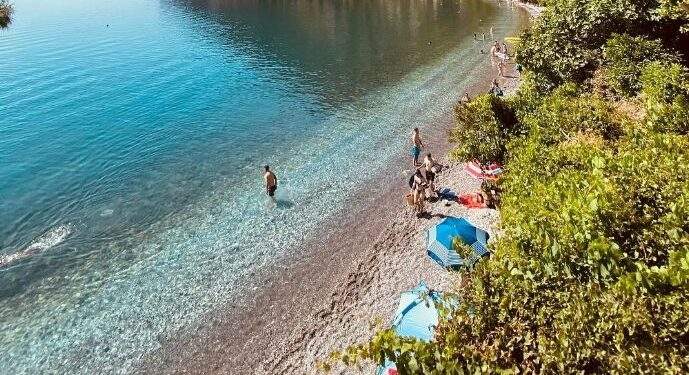 Αυτή είναι η παραλία με τα κρυστάλλινα νερά δίπλα από την Αθήνα που αξίζει να επισκεφτείτε