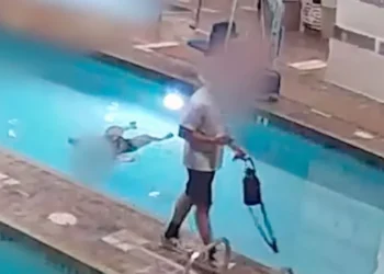 ΗΠΑ: 58χρονη πνίγηκε στα ρηχά πισίνας και οι άλλοι λουόμενοι απλά αδιαφορούσανΗΠΑ: 58χρονη πνίγηκε στα ρηχά πισίνας και οι άλλοι λουόμενοι απλά αδιαφορούσαν