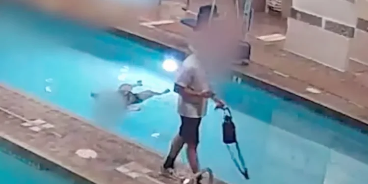 ΗΠΑ: 58χρονη πνίγηκε στα ρηχά πισίνας και οι άλλοι λουόμενοι απλά αδιαφορούσανΗΠΑ: 58χρονη πνίγηκε στα ρηχά πισίνας και οι άλλοι λουόμενοι απλά αδιαφορούσαν