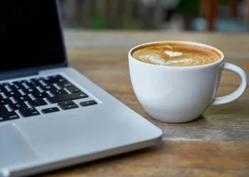 Τα 12 φάρμακα που απαγορεύεται να παίρνετε μαζί με τον καφέ