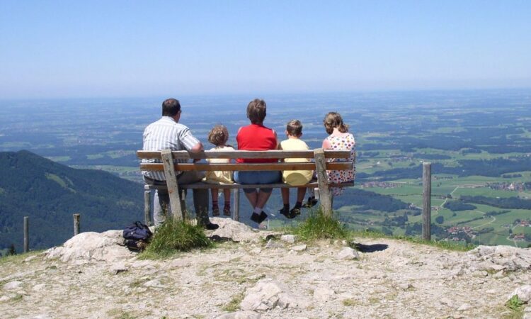 Εξισώνονται οι τρίτεκνες με τις πολύτεκνες οικογένειες – Ποια προνόμια θα λάβουν