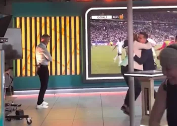 Ρόι Κιν: Απογοητευμένος στην ισοφάριση της Αγγλίας, έμεινε ακίνητος μπροστά στον Γκάρι Νέβιλ που πανηγύρισε έξαλλα