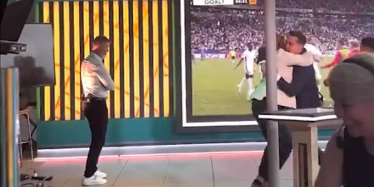 Ρόι Κιν: Απογοητευμένος στην ισοφάριση της Αγγλίας, έμεινε ακίνητος μπροστά στον Γκάρι Νέβιλ που πανηγύρισε έξαλλα