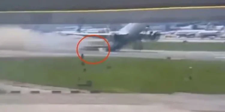 Μιλάνο: Στιγμές τρόμου για επιβάτες σε Boeing 777 – Βίντεο από τη στιγμή που η ουρά του τρίβεται στο έδαφος