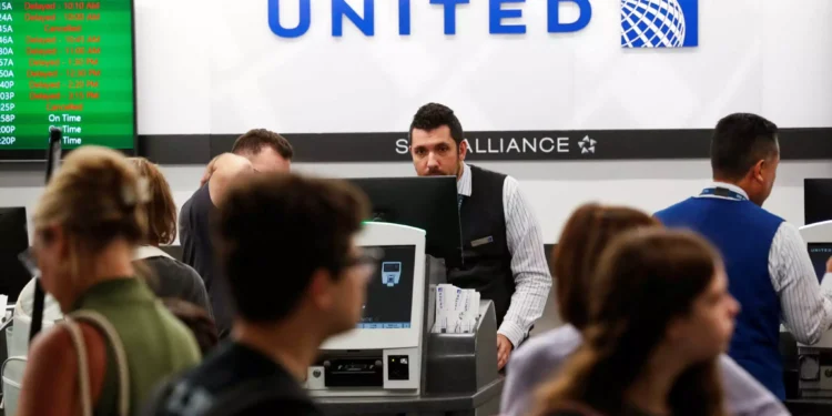 ΗΠΑ: Αναγκαστική προσγείωση αεροπλάνου λόγω βιολογικού κινδύνου – Πλήρωμα και επιβάτες άρχισαν να κάνουν εμετό