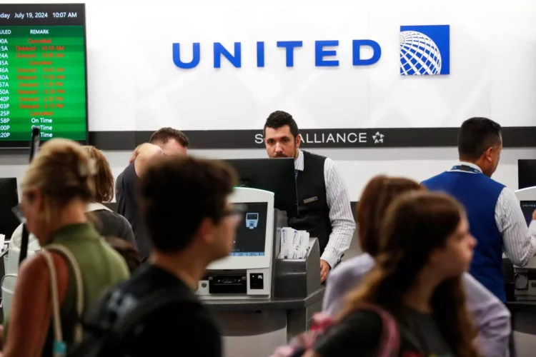 ΗΠΑ: Αναγκαστική προσγείωση αεροπλάνου λόγω βιολογικού κινδύνου – Πλήρωμα και επιβάτες άρχισαν να κάνουν εμετό