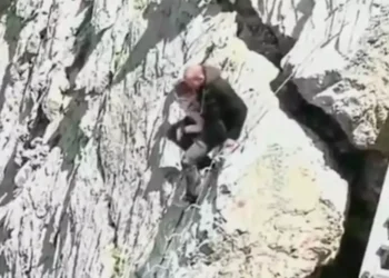 Άλπεις: Τουρίστας έκανε αναρρίχηση με το μωρό στην αγκαλιά και χωρίς εξοπλισμό