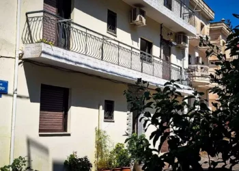 Γυναικοκτονία στην Αμφιλοχία: «Ευτυχώς που δεν μπήκε στο σπίτι να σκοτώσει και το παιδί του, ήταν σαλταρισμένος»