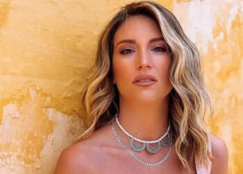 Αθηνά Οικονομάκου – Μπρούνο Τσερέλα: Απολαμβάνουν τις διακοπές τους στην Τζια