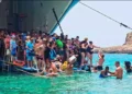 Μπάλος: Εικόνες ντροπής στην παραλία με τουρίστες να αποβιβάζονται από σκάφη με το νερό μέχρι το λαιμό