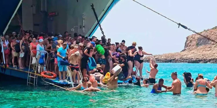 Μπάλος: Εικόνες ντροπής στην παραλία με τουρίστες να αποβιβάζονται από σκάφη με το νερό μέχρι το λαιμό