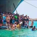 Μπάλος: Εικόνες ντροπής στην παραλία με τουρίστες να αποβιβάζονται από σκάφη με το νερό μέχρι το λαιμό