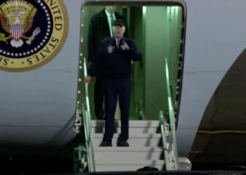 Ο Μπάιντεν δυσκολεύεται να κατέβει από το αεροπλάνο και να μπει στο αυτοκίνητο, αφού διαγνώστηκε με Covid