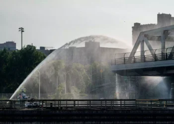 Γέφυρα στη Νέα Υόρκη «κόλλησε» από την υπερβολική ζέστη και πυροσβέστες την κατέβρεξαν για να την ψύξουν