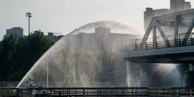 Γέφυρα στη Νέα Υόρκη «κόλλησε» από την υπερβολική ζέστη και πυροσβέστες την κατέβρεξαν για να την ψύξουν