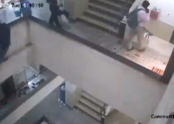 Ινδία: Καθαρίστρια έπεσε από τρεις ορόφους μετά από σπρώξιμο συναδέλφου της – Βίντεο από την πτώση