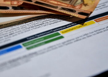 Λογαριασμοί ρεύματος: Απορρόφηση της αύξησης και επιδότηση για τα νοικοκυριά – Έκτακτη εισφορά €10 ανά μεγαβατώρα