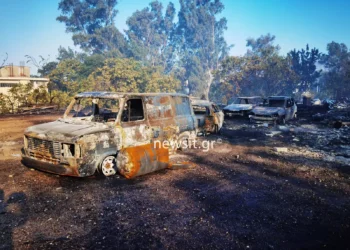Φωτιά στις Αχαρνές: Ξεκίνησε από υπαίθριο χώρο και επεκτάθηκε ταχύτατα – Κάηκαν ολοσχερώς δύο εργοστάσια