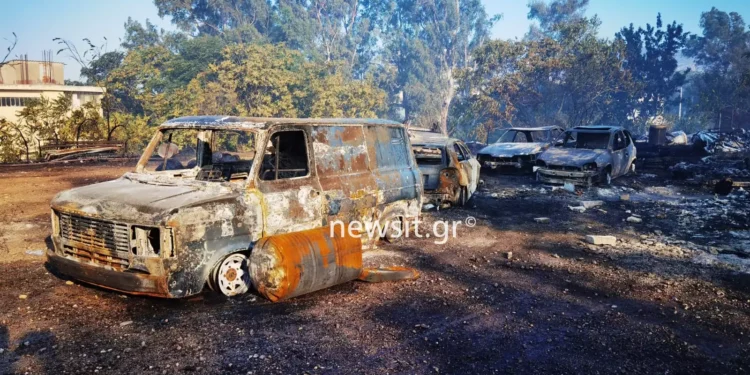 Φωτιά στις Αχαρνές: Ξεκίνησε από υπαίθριο χώρο και επεκτάθηκε ταχύτατα – Κάηκαν ολοσχερώς δύο εργοστάσια