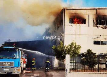 Φωτιά στις Αχαρνές: Βελτιωμένη η εικόνα – Καταστράφηκαν δύο εργοστάσια