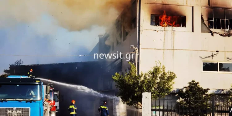 Φωτιά στις Αχαρνές: Βελτιωμένη η εικόνα – Καταστράφηκαν δύο εργοστάσια