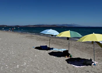 Αφαιρέθηκε η Γαλάζια Σημαία από 22 βραβευμένες ακτές – Για ποιο λόγο, ποιες είναι