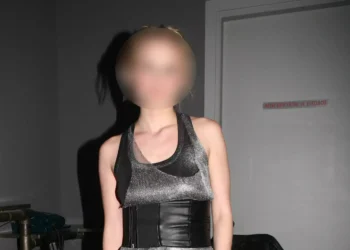 Κάρυστος: Νέες αποκαλύψεις για την ηθοποιό που επιτέθηκε στον πρώην σύζυγό της – Χτύπησε και το παιδί της