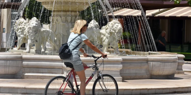 Καιρός: Υποχωρούν τα φαινόμενα και ανεβαίνει σήμερα η θερμοκρασία -Σε ποιες περιοχές θα βρέξει