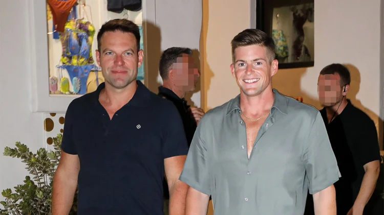 Στη Μύκονο ο Στέφανος Κασσελάκης με τον Τάιλερ Μακμπέθ – Έκαναν βόλτα στα Ματογιάννια