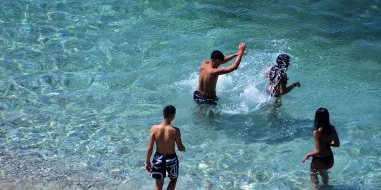 Καιρός: Εκτοξεύεται στους 41 βαθμούς σήμερα ο υδράργυρος -Σε «πορτοκαλί συναγερμό» οκτώ περιοχές