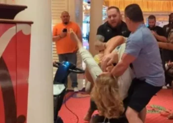 Λουτράκι: Μπουνιές και κλωτσιές αντάλλαξαν πελάτες στο Καζίνο – Τραυματίστηκε μια σερβιτόρος