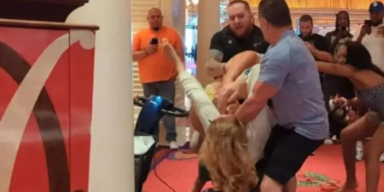 Λουτράκι: Μπουνιές και κλωτσιές αντάλλαξαν πελάτες στο Καζίνο – Τραυματίστηκε μια σερβιτόρος