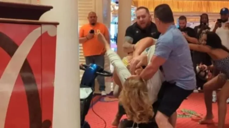 Λουτράκι: Μπουνιές και κλωτσιές αντάλλαξαν πελάτες στο Καζίνο – Τραυματίστηκε μια σερβιτόρος