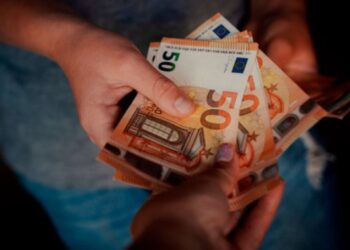 Υψηλόβαθμη υπάλληλος του υπ. Πολιτισμού στα μέλη του κυκλώματος που πουλούσε προστασία σε καταστηματάρχες