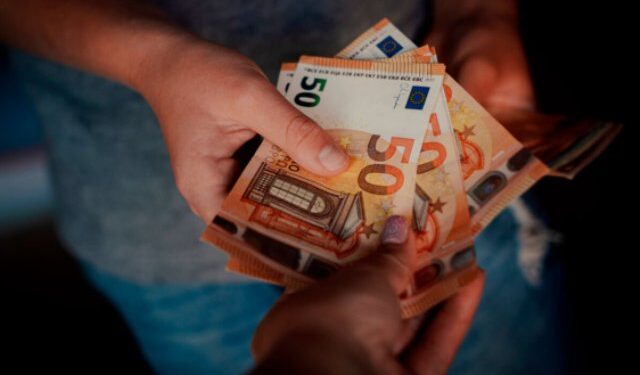 Υψηλόβαθμη υπάλληλος του υπ. Πολιτισμού στα μέλη του κυκλώματος που πουλούσε προστασία σε καταστηματάρχες