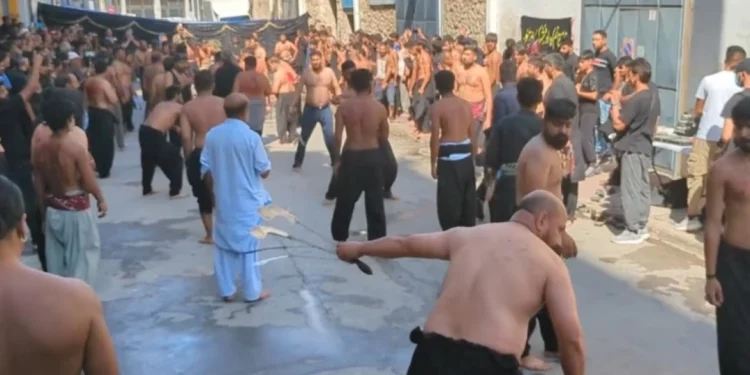 Ελλάδα 2024: Αναβίωσε το αιματηρό έθιμο της Ασούρα στον Πειραιά με τα αυτομαστιγώματα των Σιιτών Μουσουλμάνων – Δείτε βίντεο