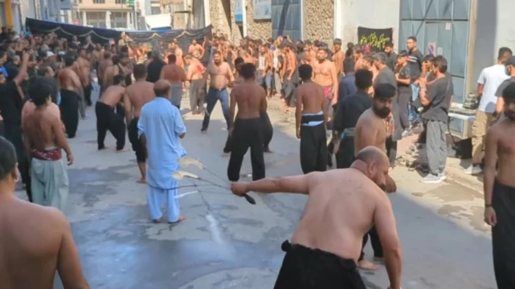 Ελλάδα 2024: Αναβίωσε το αιματηρό έθιμο της Ασούρα στον Πειραιά με τα αυτομαστιγώματα των Σιιτών Μουσουλμάνων – Δείτε βίντεο