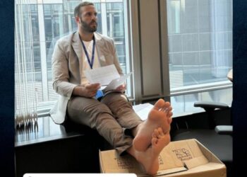 Νίκος Παππάς: Ξυπόλυτος στις Βρυξέλλες ο Έλληνας ευρωβουλευτής (Εικόνα)