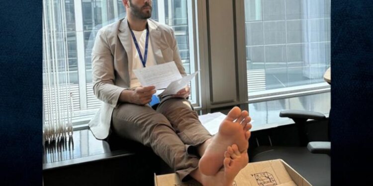 Νίκος Παππάς: Ξυπόλυτος στις Βρυξέλλες ο Έλληνας ευρωβουλευτής (Εικόνα)