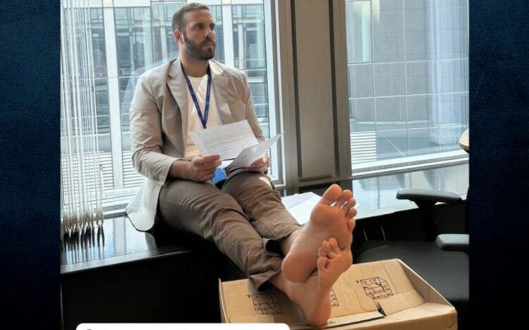 Νίκος Παππάς: Ξυπόλυτος στις Βρυξέλλες ο Έλληνας ευρωβουλευτής (Εικόνα)