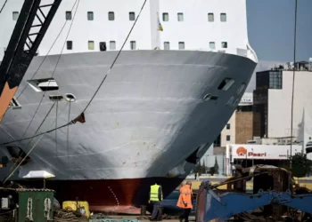 Πειραιάς: Πλοίο με σημαία Ισραήλ προσέκρουσε στα μπλόκια του λιμανιού