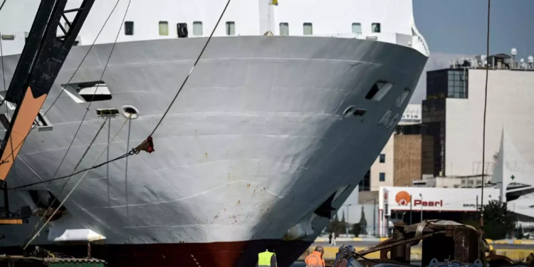 Πειραιάς: Πλοίο με σημαία Ισραήλ προσέκρουσε στα μπλόκια του λιμανιού