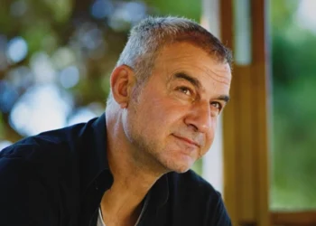 Ο Τραϊανός Δέλλας γράφει γράμμα στον νεότερο εαυτό του και συγκινεί – Οι μαγικές ημέρες του EURO 2004, οι πλάκες με τον Τότι και το «αργυρό» γκολ από…χρυσάφι