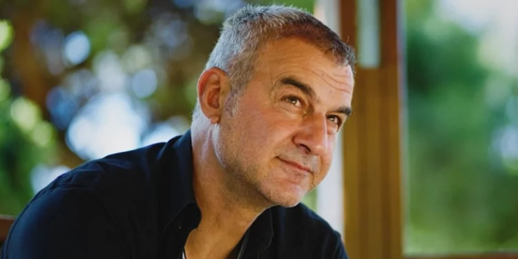 Ο Τραϊανός Δέλλας γράφει γράμμα στον νεότερο εαυτό του και συγκινεί – Οι μαγικές ημέρες του EURO 2004, οι πλάκες με τον Τότι και το «αργυρό» γκολ από…χρυσάφι