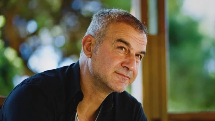 Ο Τραϊανός Δέλλας γράφει γράμμα στον νεότερο εαυτό του και συγκινεί – Οι μαγικές ημέρες του EURO 2004, οι πλάκες με τον Τότι και το «αργυρό» γκολ από…χρυσάφι